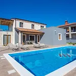 Tiffany With Private Pool And Garden