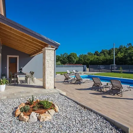 Tiffany With Private Pool And Garden * Poreč