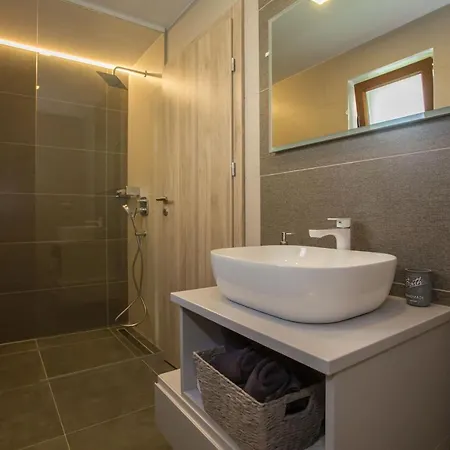 Tiffany With Private Pool And Garden וילה
