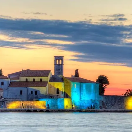 Tiffany With Private Pool And Garden Poreč