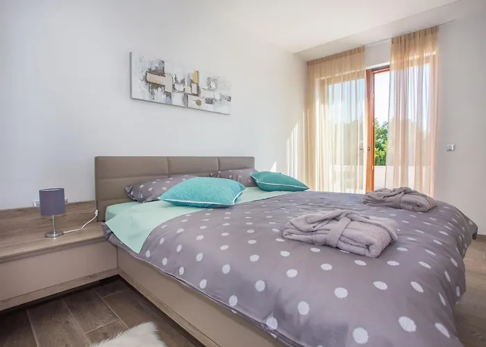 Tiffany With Private Pool And Garden * Poreč