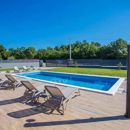 Tiffany With Private Pool And Garden Πόρετς