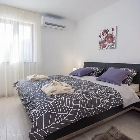 Tiffany With Private Pool And Garden *