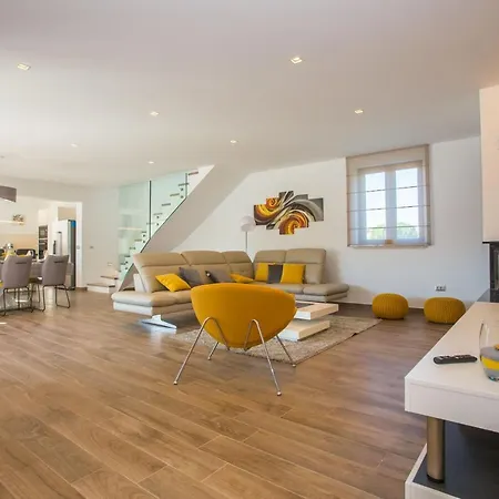 Tiffany With Private Pool And Garden