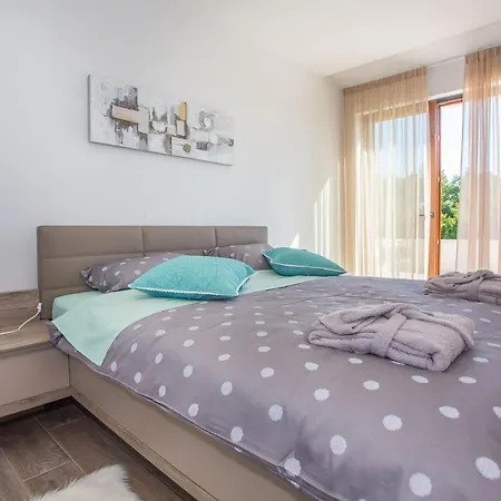 Tiffany With Private Pool And Garden * Poreč