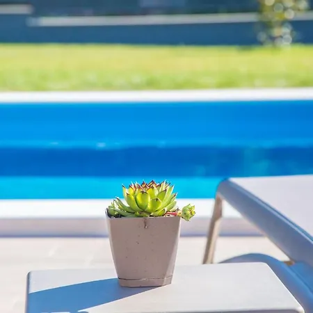 Tiffany With Private Pool And Garden