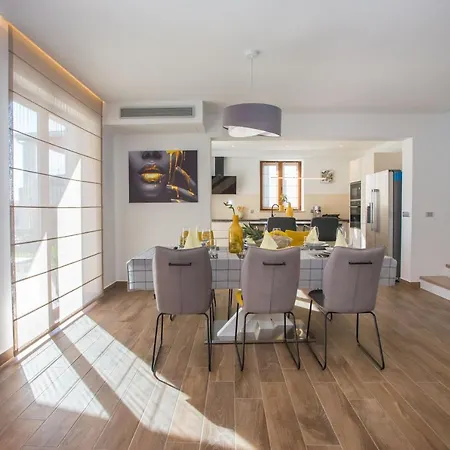 Tiffany With Private Pool And Garden Porec