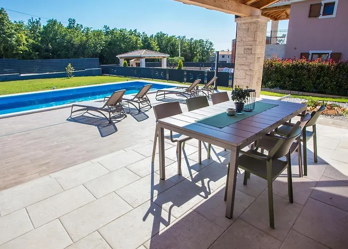 Tiffany With Private Pool And Garden * Poreč