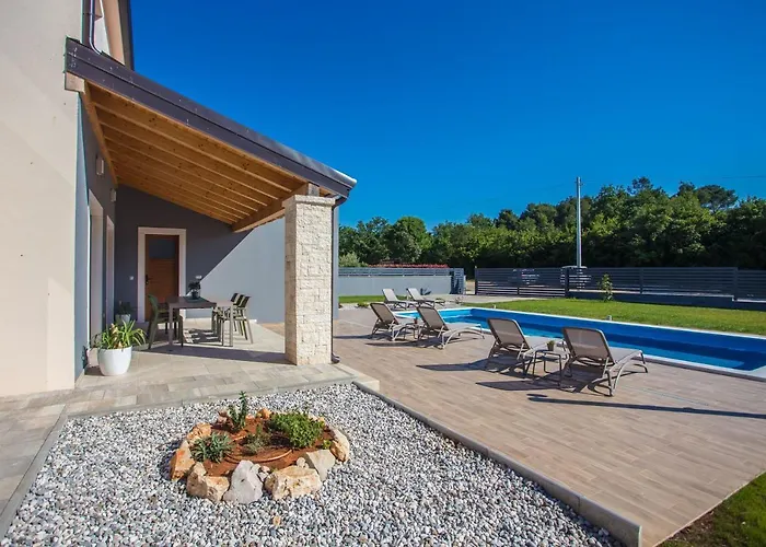 Tiffany With Private Pool And Garden * Poreč