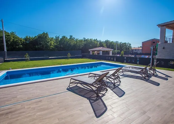 Tiffany With Private Pool And Garden Poreč