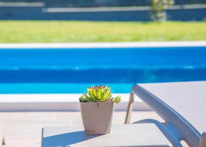 Tiffany With Private Pool And Garden